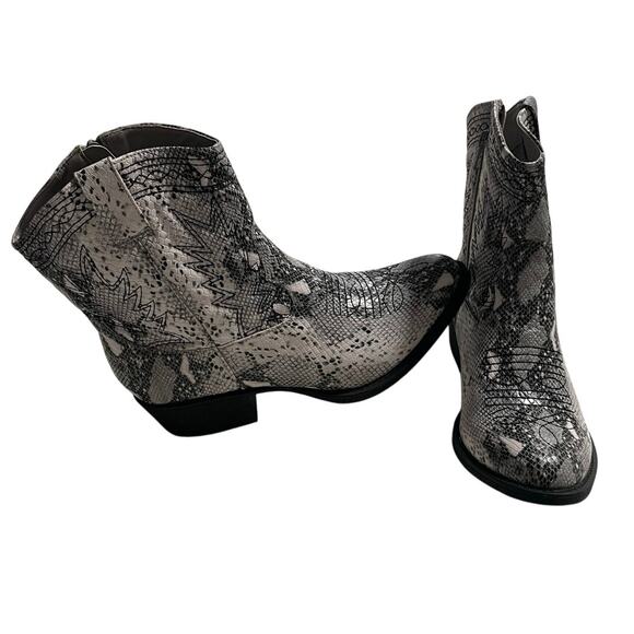 NWOB Coconuts by Matisse Casidy Cowboy Boots Western Womens 8 M White Gray Black - Picture 1 of 9